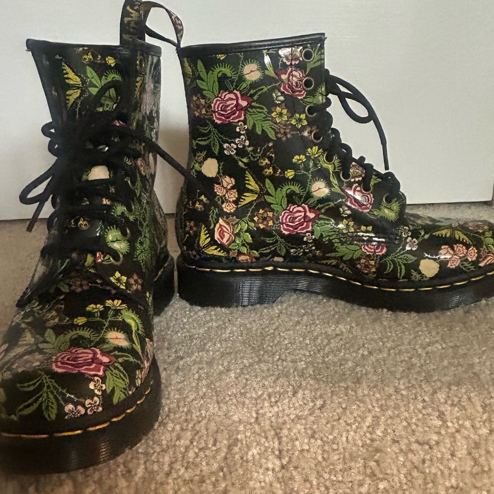 Dr. Marten’s Floral Lace-Up Boots (BRAND NEW)